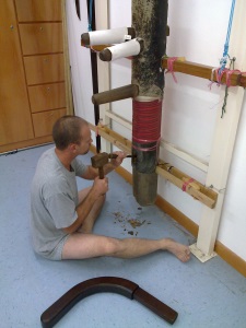 Гонконг, 2009 год. Ремонт манекена Грандмастера Танг Йик.